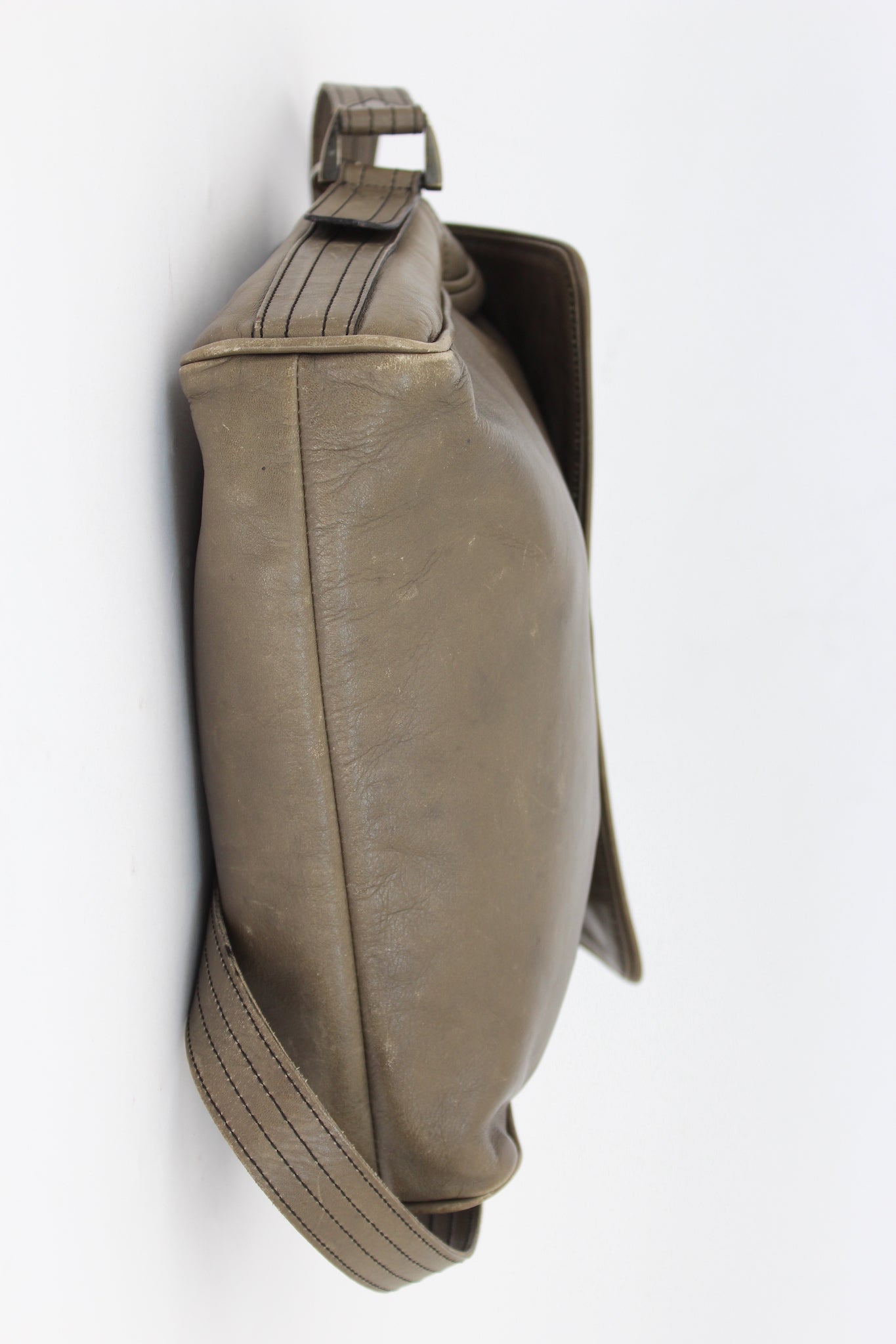 Ferrè Gray Leather Vintage Shoulder Bag